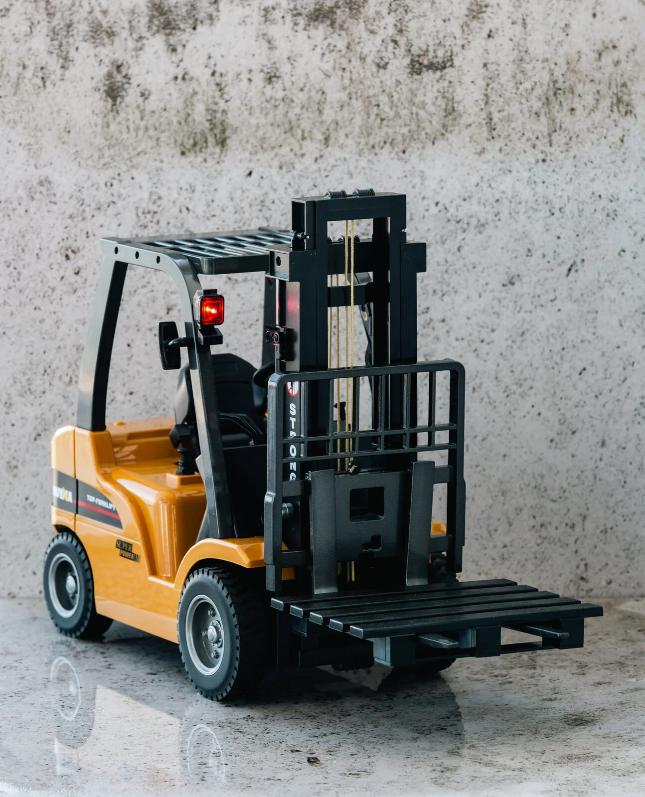 Gem Toys 1:10 Scale 2.4G 8-Channel Metal Remote Control Forklift Construction Vehicle with Lifting Function & Sound - Image 3