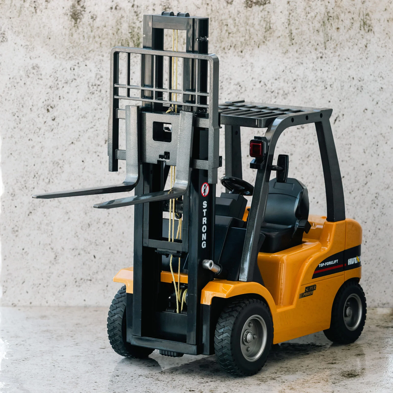 Gem Toys 1:10 Scale 2.4G 8-Channel Metal Remote Control Forklift Construction Vehicle with Lifting Function & Sound - Image 4