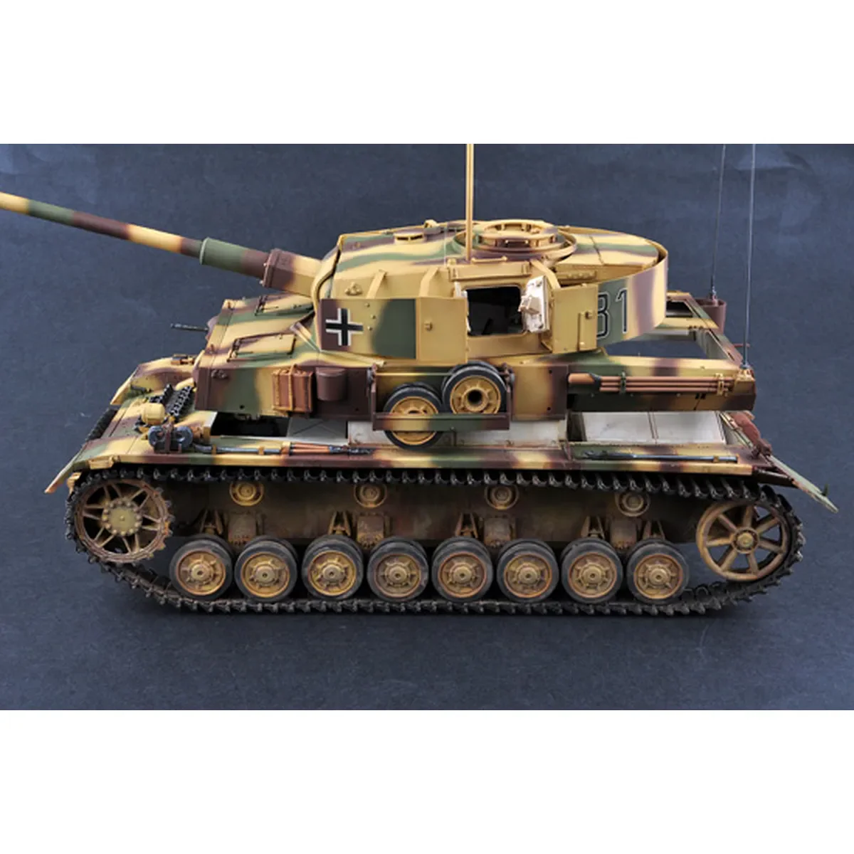 Trumpeter 1/16 German Pz.Beob.Wg.IV Ausf.J Tank Scaled Plastic Model Kit - Image 9